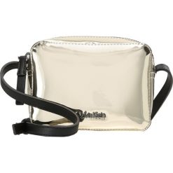 Torebki klasyczne damskie: Calvin Klein ZONE SMALL CROSSBODY METALIC Torba na ramię light gold