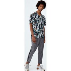 Spodnie jogging typu tailoring z lampasami. Szare spodnie męskie marki Pull&Bear, m, bez wzorów. Za 62,90 zł.