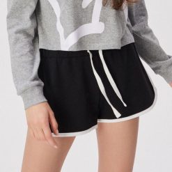 Dresowe szorty z kontrastową lamówką - Czarny. Czarne szorty damskie Sinsay, xl, bez wzorów, z dresówki. Za 29,99 zł.