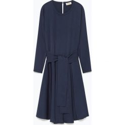 Sukienka "Arivagigi" w kolorze granatowym. Niebieskie sukienki damskie American Vintage, m, w paski, z wiskozy, z okrągłym kołnierzem, bez rękawów, midi, rozkloszowane. W wyprzedaży za 299,95 zł.