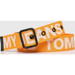 Tommy Jeans - Pasek. Pomarańczowe paski damskie marki Tommy Jeans, w paski, z poliesteru. Za 139,90 zł.