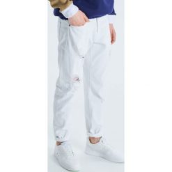 Jeansy comfort - Biały. Białe jeansy męskie Cropp, m, bez wzorów. W wyprzedaży za 69,99 zł.