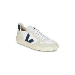 Buty Veja V-10. Białe trampki i tenisówki damskie marki Veja, bez wzorów, bez zapięcia. Za 509,00 zł.