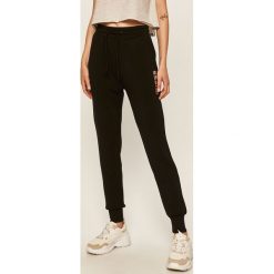 Guess Jeans - Spodnie. Różowe spodnie męskie Guess Jeans, na co dzień, s, z nadrukiem, z elastanu. Za 349,90 zł.