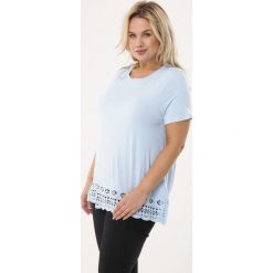Jasnoniebieska Bluzka Weather. Niebieskie bluzki damskie Born2be, xl, z aplikacjami, z dzianiny, z okrągłym kołnierzem. Za 39,99 zł.