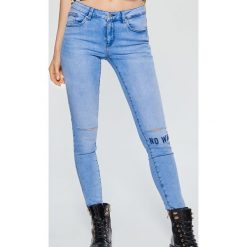 Jeansy SLIM - Niebieski. Niebieskie jeansy męskie slim marki Cropp. W wyprzedaży za 49,99 zł.