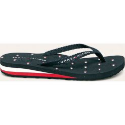 Tommy Hilfiger - Japonki. Klapki damskie TOMMY HILFIGER, bez wzorów, z materiału, bez obcasa, na obcasie. W wyprzedaży za 129,90 zł.