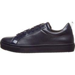 Skórzane sneakersy w kolorze granatowym. Niebieskie sneakersy męskie Otto Kern, na sznurówki. W wyprzedaży za 349,95 zł.