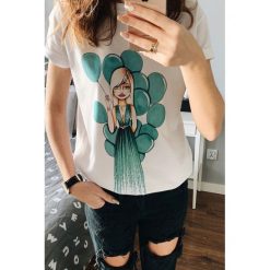 Damski t-shirt JOANA. Białe bluzki damskie Damski t-shirt JOANA, uniwersalny, bez wzorów, bez kołnierzyka, bez rękawów. W wyprzedaży za 39,00 zł.