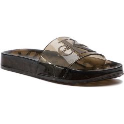 Klapki CALVIN KLEIN JEANS - Elva R7782 Smoke. Czarne klapki damskie Calvin Klein Jeans, bez wzorów, z jeansu, bez obcasa. W wyprzedaży za 219,00 zł.
