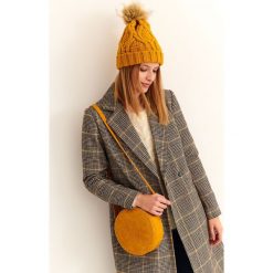 CZAPKA. Żółte czapki damskie Top Secret, na zimę, bez wzorów, z dzianiny. Za 49,99 zł.
