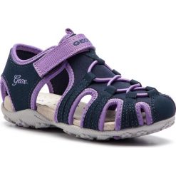 Sandały GEOX - J S.Roxanne B J92D9B 05015 C4215 S Navy/Lilac. Niebieskie sandały dziewczęce Geox, ze skóry ekologicznej, bez zapięcia. W wyprzedaży za 179,00 zł.