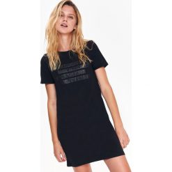 SUKIENKA Z BŁYSZCZĄCYM MOTYWEM. Szare sukienki z falbanami Top Secret, na jesień, proste. Za 34,99 zł.