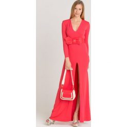 SUKIENKA ELISABETTA FRANCHI. Różowe sukienki damskie Elisabetta Franchi, na imprezę, w paski, ze skóry ekologicznej, z włoskim kołnierzykiem, bez rękawów, maxi, dopasowane. Za 1714,30 zł.