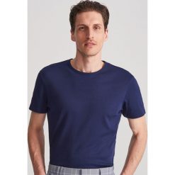 Gladki T-shirt basic - Granatowy. Niebieskie t-shirty męskie Reserved, s, bez wzorów, bez kołnierzyka. Za 49,99 zł.