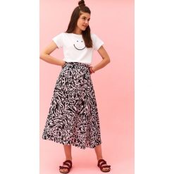 T-SHIRT Z KRÓTKIM RĘKAWEM I APLIKACJĄ. Białe t-shirty damskie Top Secret, z nadrukiem, z bawełny, klasyczne, z klasycznym kołnierzykiem. Za 29,99 zł.