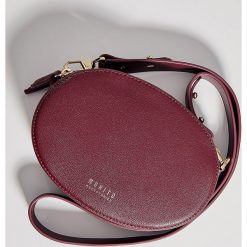 Okrągła torebka typu crossbody - Bordowy. Czerwone torebki klasyczne damskie Mohito, bez wzorów, bez dodatków. Za 89,99 zł.