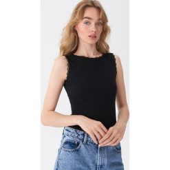 Top z koronką - Czarny. Czarne topy damskie House, s, w koronkowe wzory, z koronki, bez kołnierzyka. Za 59,99 zł.