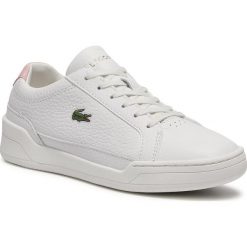 Sneakersy LACOSTE - Challenge 0120 1 Sfa 7-40SFA00531Y9 Wht/Lt Pnk. Białe półbuty damskie Lacoste, bez wzorów, ze skóry ekologicznej, bez obcasa, na płaskiej podeszwie, bez zapięcia. Za 499,00 zł.