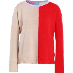 Swetry klasyczne damskie: 81hours Studio BACK TO FRONT Sweter cameld red