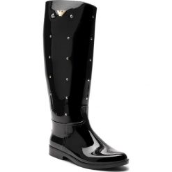 Kalosze EMPORIO ARMANI - X3O168 XL533 K002 Black/Gold. Czarne kalosze damskie Emporio Armani, na imprezę, z tworzywa sztucznego, bez obcasa, bez zapięcia. W wyprzedaży za 709,00 zł.