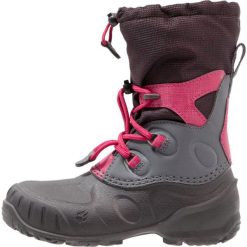 Jack Wolfskin ICELAND PASSAGE Śniegowce azalea red. Szare buty zimowe damskie Jack Wolfskin, z materiału. W wyprzedaży za 258,30 zł.