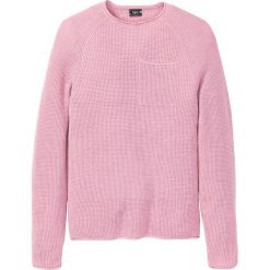 Sweter z okrągłym dekoltem i ozdobnie wywiniętymi brzegami bonprix jasnoróżowy. Różowe swetry męskie bonprix, s, bez wzorów, z okrągłym kołnierzem, bez kaptura. Za 74,99 zł.