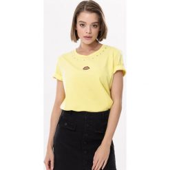 Żółty T-shirt Delusive. Żółte bluzki damskie Born2be, s, bez wzorów, z dzianiny, z okrągłym kołnierzem. Za 39,99 zł.