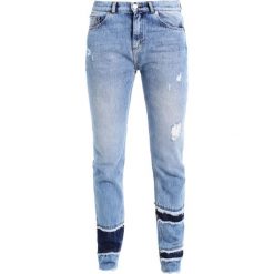 Each x Other FRAYED Jeansy Straight Leg light blue vintage. Czarne jeansy damskie marki Each x Other, z dzianiny, z długim rękawem. W wyprzedaży za 993,30 zł.