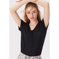 Luźny t-shirt z dekoltem w szpic - Czarny. Czarne t-shirty damskie Sinsay, s, bez wzorów, bez kołnierzyka. Za 19,99 zł.
