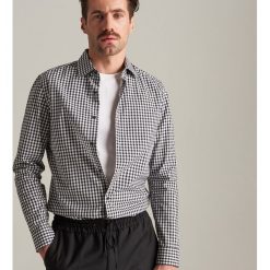 Koszula slim fit w kratę - Czarny. Czarne koszule męskie Reserved, m, bez wzorów, bez kołnierzyka, bez rękawów. Za 119,99 zł.