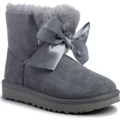 Buty UGG - W Gita Bow Mini 1098360 Gys. Szare kozaki damskie Ugg, na zimę, z wełny, bez obcasa, bez zapięcia. W wyprzedaży za 529,00 zł.