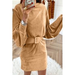 Sukienka SABRELA BEIGE. Brązowe sukienki damskie IVET, na co dzień, bez wzorów, bez kołnierzyka, z krótkim rękawem, krótkie, mini. W wyprzedaży za 79,00 zł.