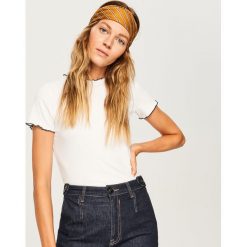 T-shirt z pofalowaną lamówką - Kremowy. Białe t-shirty damskie Reserved, l. Za 39,99 zł.