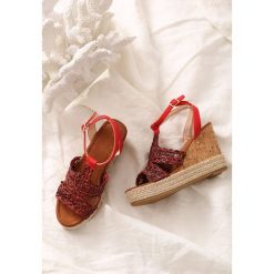 Czerwone Sandały Sweet Lace. Czerwone koturny damskie Born2be, bez obcasa, na koturnie, ze sprzączką. Za 49,99 zł.