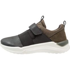 Ecco INTERVENE Tenisówki i Trampki black/grape leaf. Czarne buty sportowe chłopięce ecco, z materiału. Za 449,00 zł.