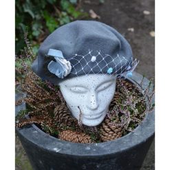 Szary beret. Szare czapki damskie Pakamera, z aplikacjami, z wełny. Za 150,00 zł.