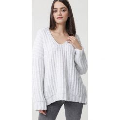 Biały Sweter Dudley. Białe swetry damskie Born2be, uniwersalny, bez wzorów, dziergany, z długim rękawem, długie, bez kaptura. Za 239,99 zł.