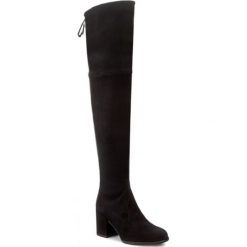 Muszkieterki STUART WEITZMAN - Tieland Black Suede. Czarne kozaki damskie marki Stuart Weitzman, ze skóry, przed kolano, na wysokim obcasie, na obcasie, bez zapięcia. Za 3700,00 zł.