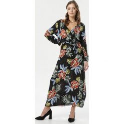 Czarna Sukienka Cliffbay. Czarne sukienki damskie Born2be, xl, bez wzorów, bez kołnierzyka, bez rękawów, maxi. W wyprzedaży za 49,99 zł.