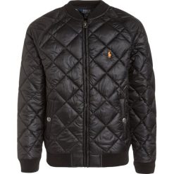 Polo Ralph Lauren BBALL OUTERWEAR Kurtka zimowa black. Czarne kurtki męskie Polo Ralph Lauren, na zimę, z poliesteru. Za 539,00 zł.