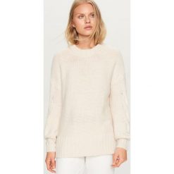 Sweter z ozdobnymi rękawami - Kremowy. Białe swetry klasyczne damskie Reserved, l. Za 89,99 zł.