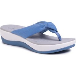 Japonki CLARKS - Arla Glison 261474924 Mid Blue. Niebieskie klapki damskie Clarks, bez wzorów, z tworzywa sztucznego, bez obcasa, na obcasie. Za 239,00 zł.