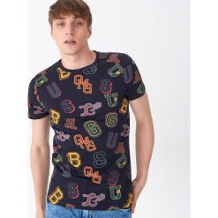 T-shirt z nadrukiem all over - Granatowy. Niebieskie t-shirty męskie House, s, z nadrukiem. W wyprzedaży za 29,99 zł.
