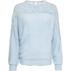 Sweter "nietoperz" z koronką bonprix pudrowy niebieski melanż. Fioletowe swetry damskie bonprix, w koronkowe wzory, z koronki, bez rękawów, bez kaptura. Za 54,99 zł.