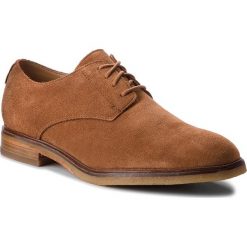 Półbuty CLARKS - Clarkdale Moon 261362557 Dark Tan Suede. Pomarańczowe półbuty męskie Clarks, na co dzień, bez wzorów, ze skóry, klasyczne, bez zapięcia. W wyprzedaży za 369,00 zł.