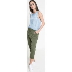 Hilfiger Denim - Spodnie. Zielone spodnie damskie marki Hilfiger Denim, z elastanu. W wyprzedaży za 219,90 zł.