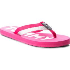 Japonki TOMMY HILFIGER - Glitter Strap Beach Sandal FW0FW02957 Bright Rosa 633. Różowe klapki damskie TOMMY HILFIGER, bez wzorów, ze skóry, bez obcasa. W wyprzedaży za 139,00 zł.