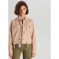Kurtka z kieszeniami cargo - Beżowy. Brązowe kurtki damskie Cropp, s, bez wzorów, bez kaptura. W wyprzedaży za 49,99 zł.