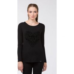 T-shirt z subtelnym nadrukiem. T-shirty damskie Monnari, z nadrukiem, z wiskozy, bez kołnierzyka. Za 41,96 zł.